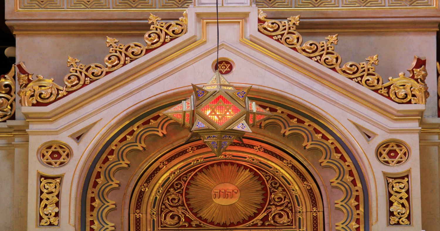 The eternal light in Große Synagoge in Budapest.